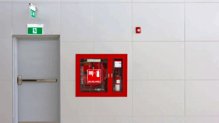 Drzwi przeciwpożarowe EI 30 i EI 60 – bezpieczeństwo i ochrona w praktyce